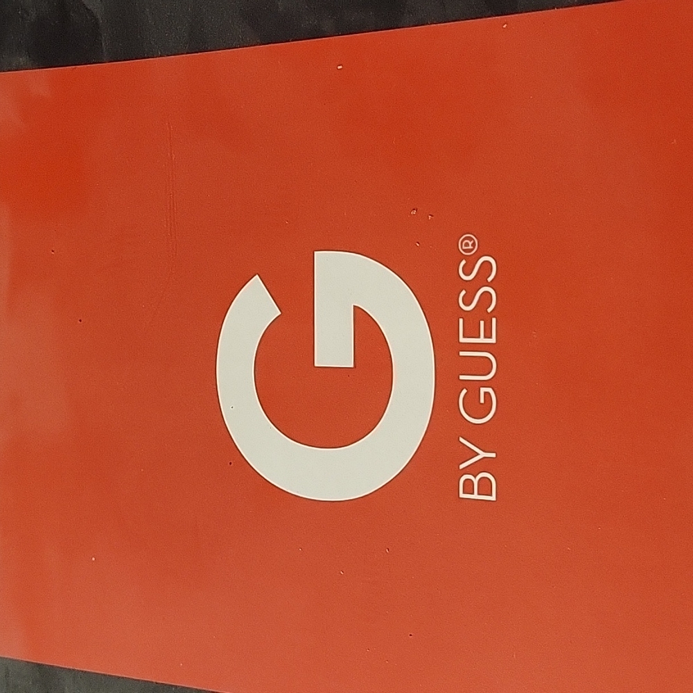 Guess - Picture 3 of 4